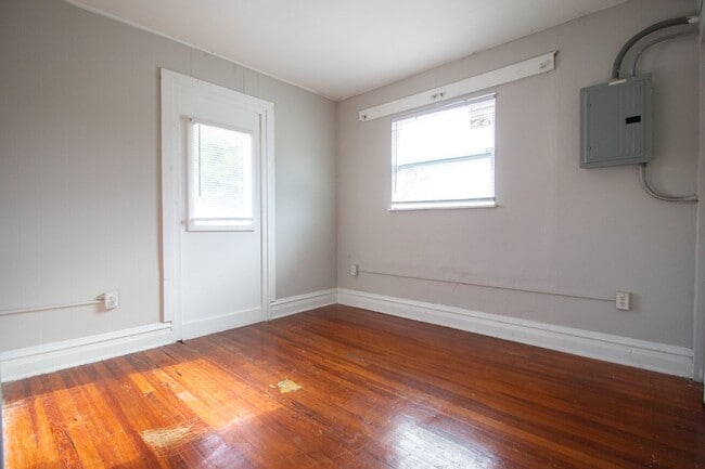 Building Photo - 408 W Howry Ave