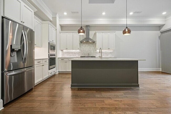 Building Photo - 123 Village Green Ave