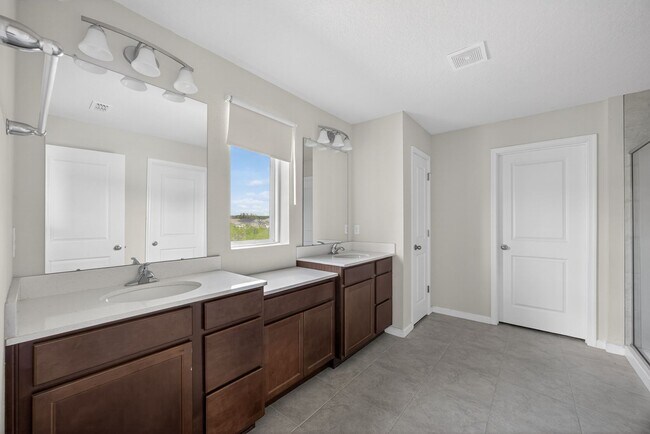 Building Photo - Panther Creek Family Home