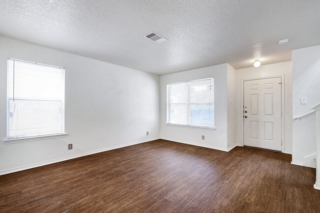 Building Photo - ***MOVE-IN SPECIAL: ONE WEEK FREE***Renova...