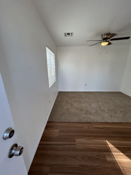 Building Photo - 1584 E Courtney Pl