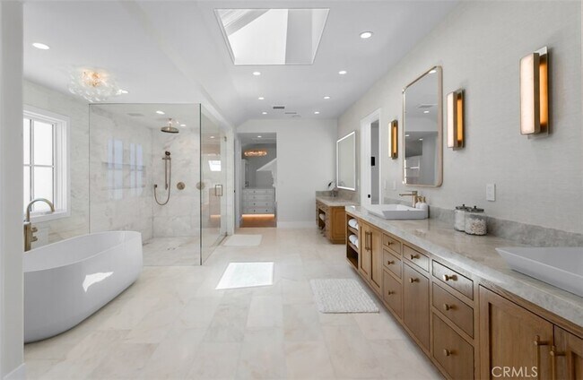 Building Photo - 2401 Bayshore Dr