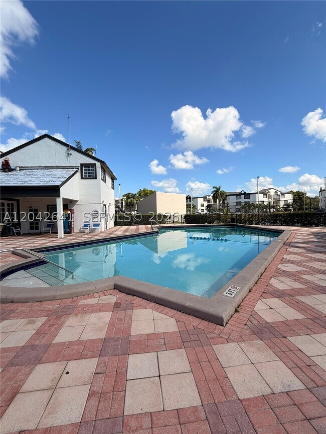 Building Photo - 9731 Fontainebleau Blvd