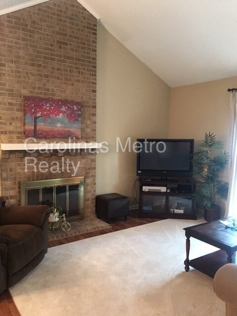 Building Photo - 2321 Oldenburg Dr