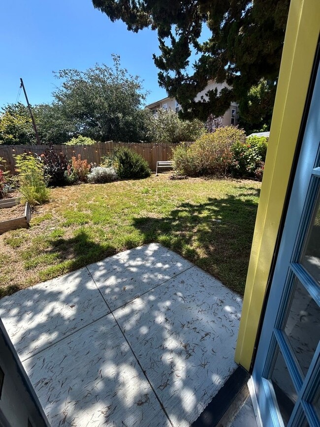 Building Photo - Gorgeous San Leandro Bungalow!