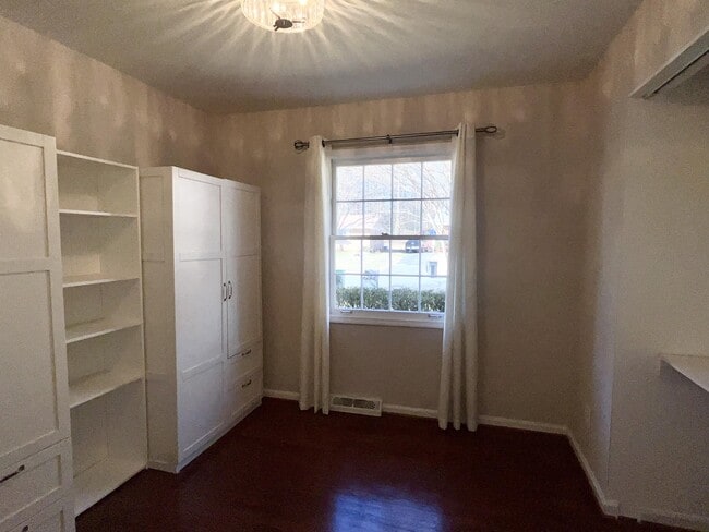 Building Photo - 3633 Densmore Dr