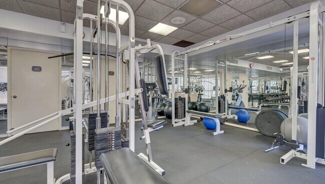 Building Photo - 2555 Collins Ave