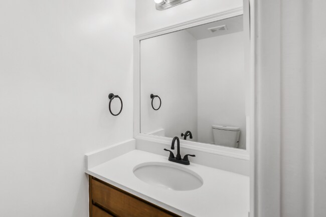 Building Photo - 1304 Magnolia Cir E