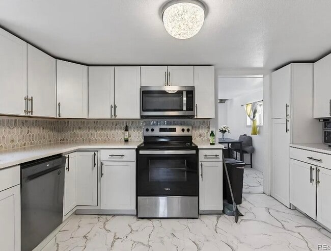 Building Photo - 307 E Oak St