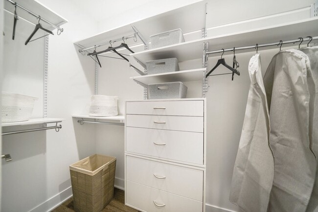 Building Photo - Luxury Fully Furnished 3 Bed 3.5 Bath Townhome in Darlington Ridge