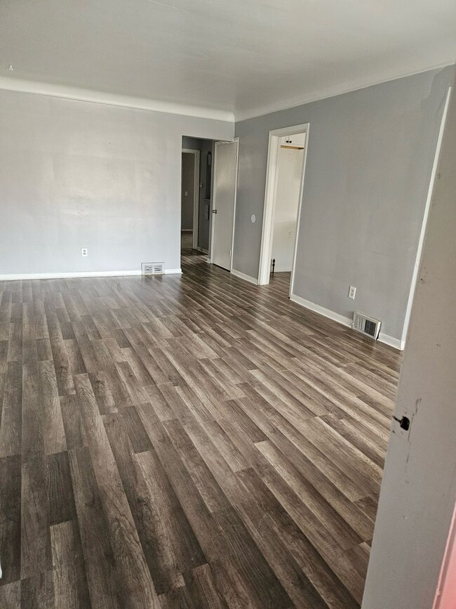 Building Photo - 2 Bedroom Duplex
