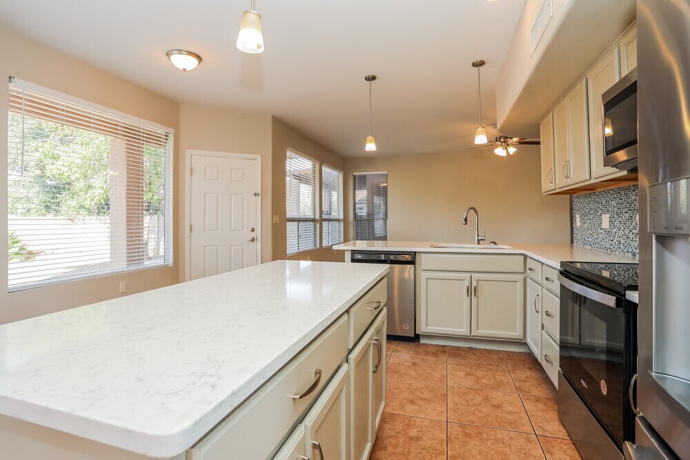 Building Photo - 355 E Camino Del Abeto