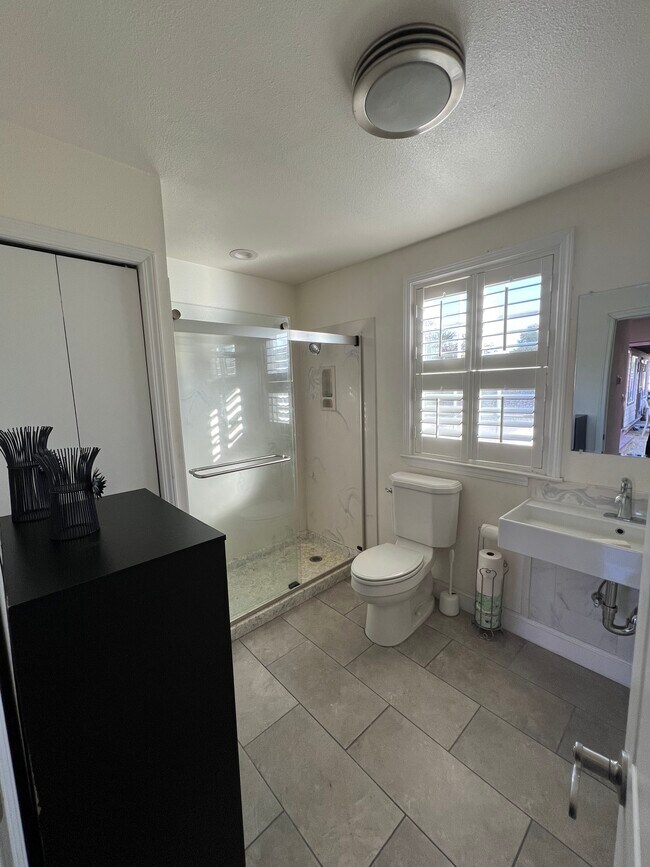 Building Photo - 1140 Tuolumne St