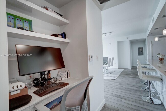 Building Photo - 999 SW 1st Ave