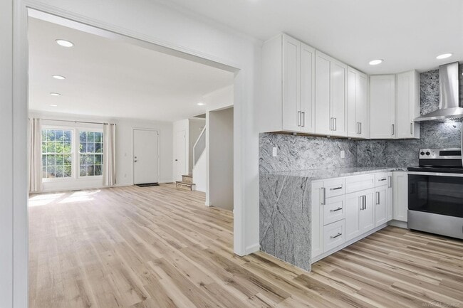 Building Photo - 1340 Kings Cove Dr E