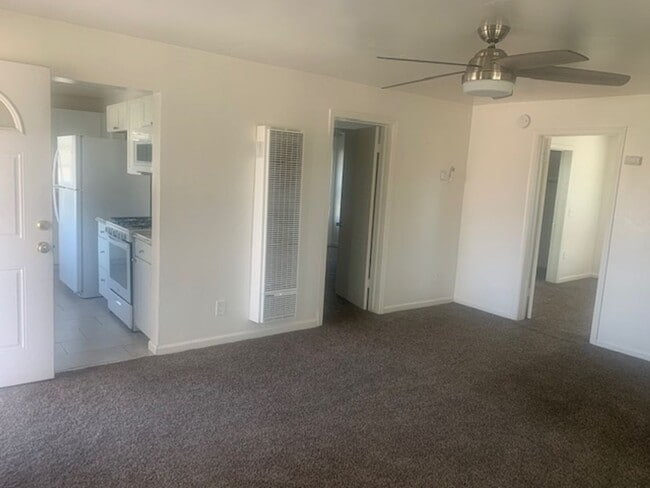 Building Photo - R8700A