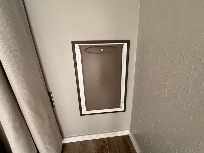 Building Photo - 910 N Swan Dr