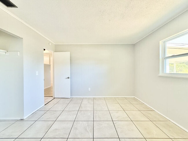 Building Photo - 605 64th Ave W