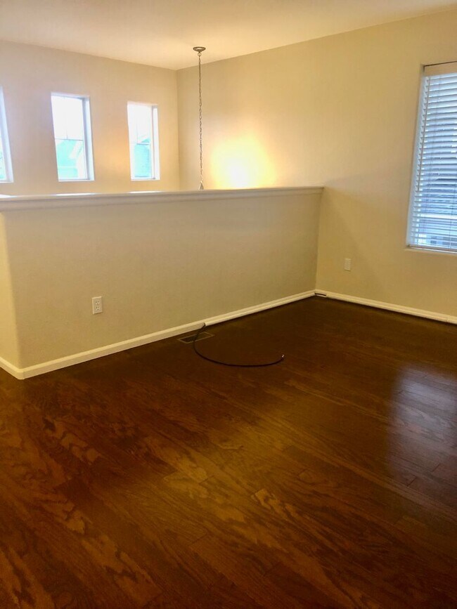 Building Photo - Well Maintained 2 Bed 3 Bath 2 Car Two-sto...