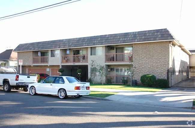 Building Photo - 824 E Windsor Rd