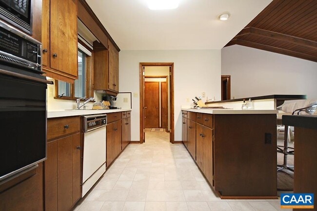Building Photo - 32 Dogleg Rd
