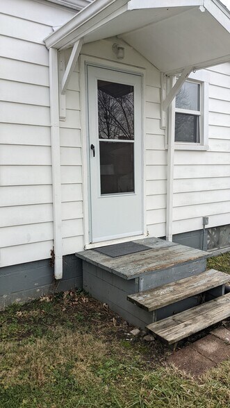 Building Photo - 3037 Mohican Ave