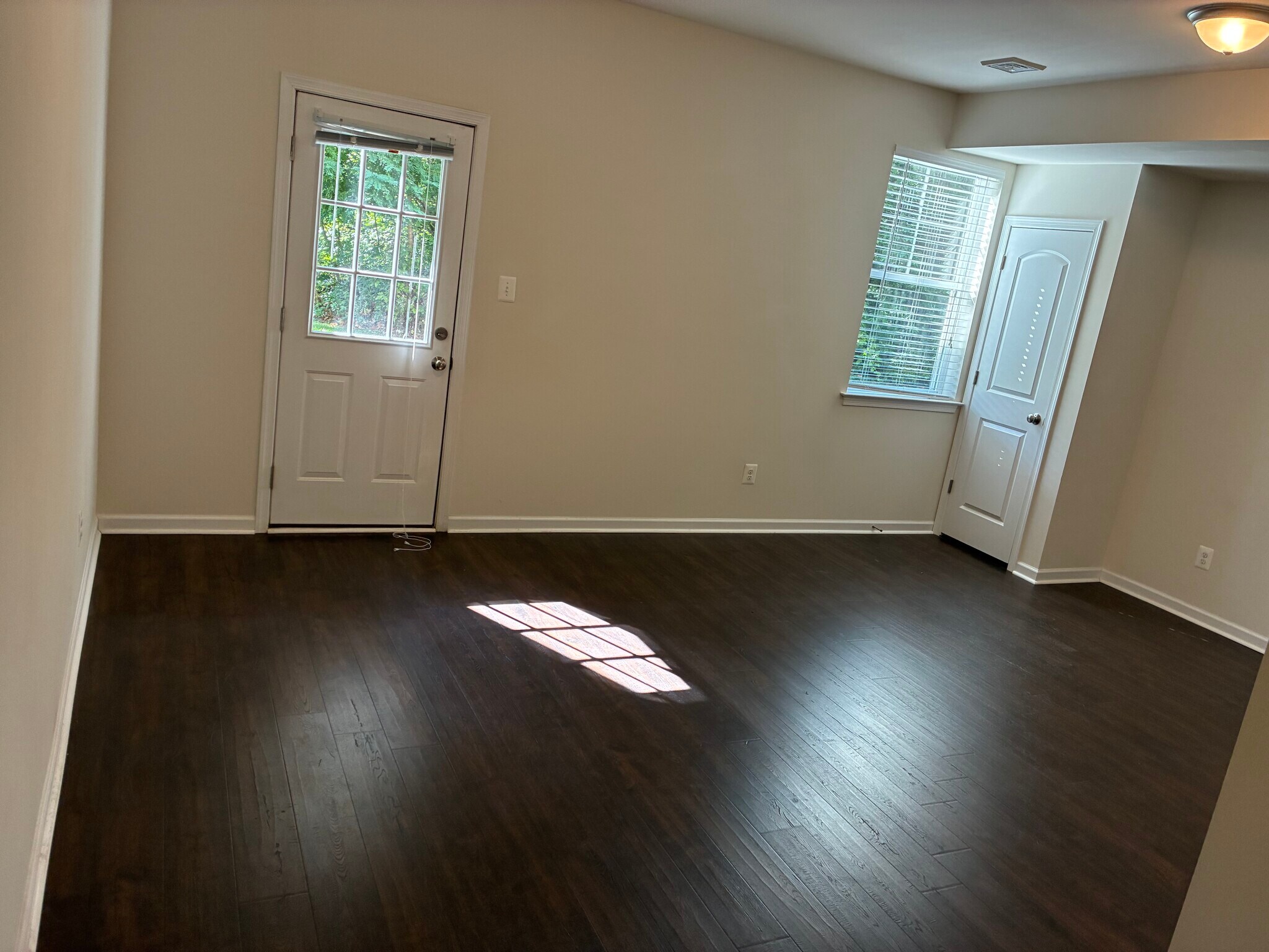 Building Photo - 605 Apple St