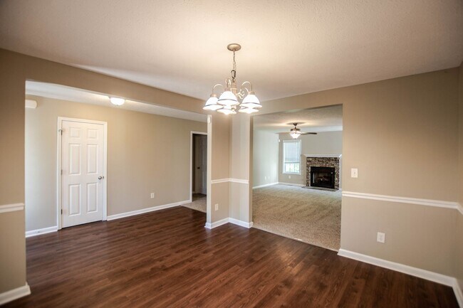 Building Photo - Four Bedroom with Bonus!