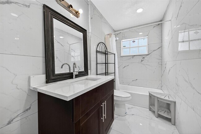 Building Photo - 19621 NW 11th Ct