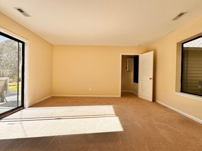 Building Photo - Close to UVA & Downtown-Don't miss this Mi...