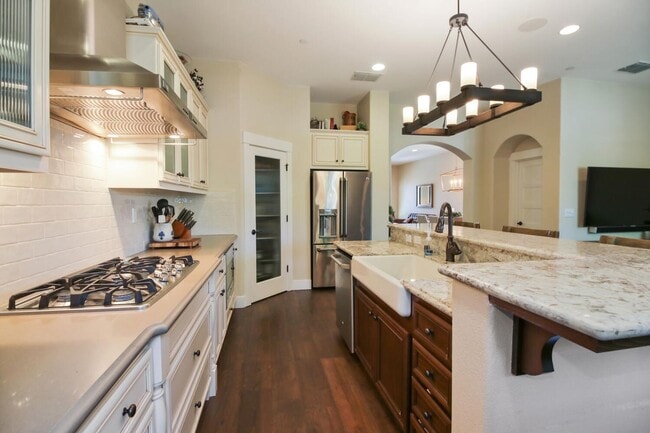 Building Photo - 4 Bed / 3.5 Bath | Crocker Village Brownst...