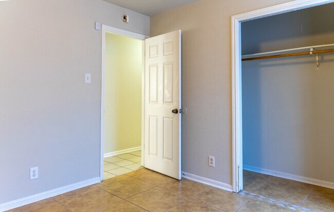 Building Photo - 2402 Lazy Ridge Dr