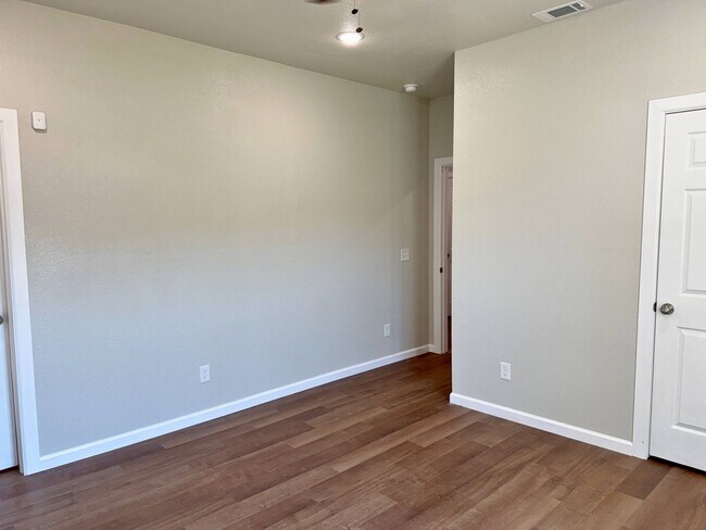 Building Photo - Fully Remodeled 3 Bed 2 Bath In Floral Hei...
