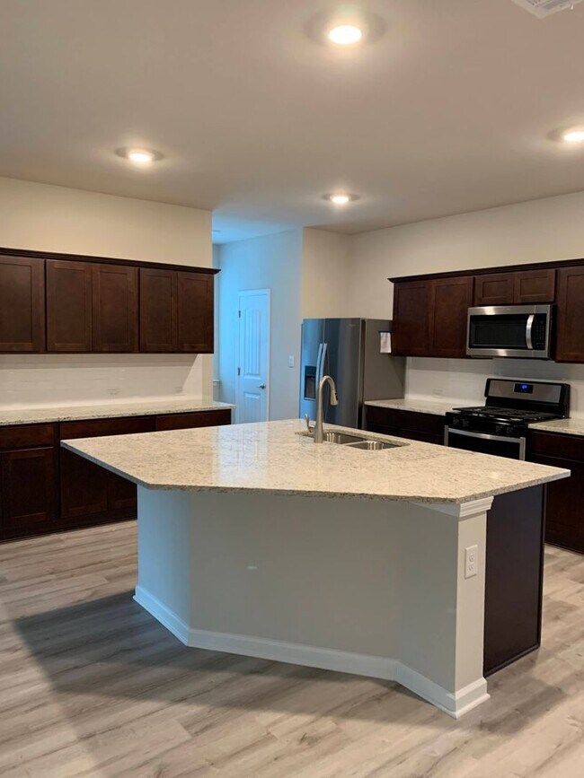 Building Photo - 4BR in Gonzales!