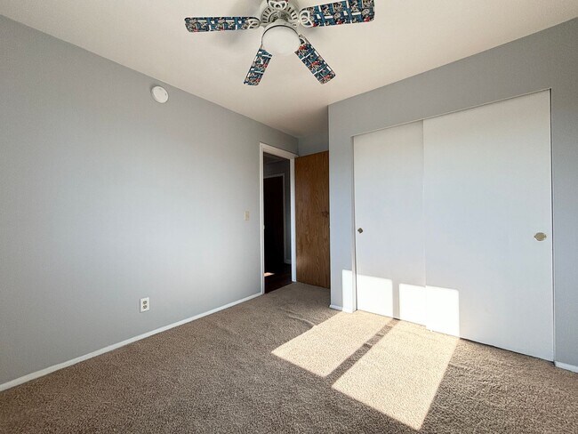 Building Photo - Spacious Split Level in Kearns!