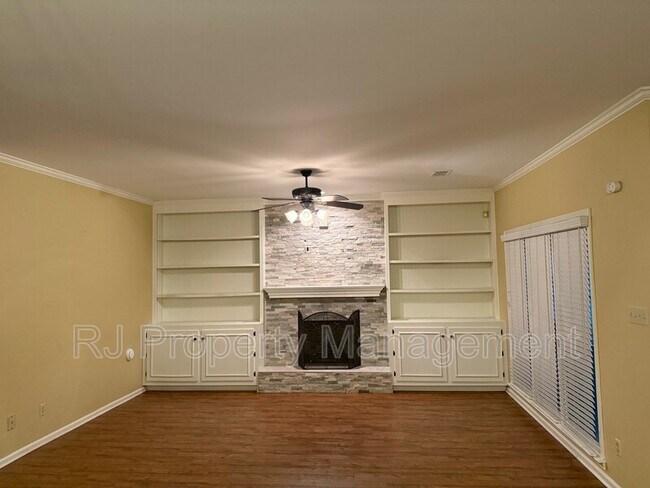Building Photo - 8610 Dena Cove W