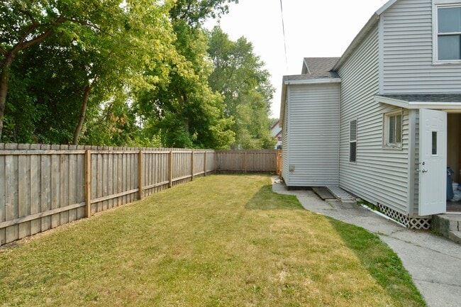 Building Photo - Updated 5 Bedroom House for Rent Near Downtown!