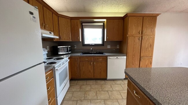 Building Photo - 403/405 Camelot Drive