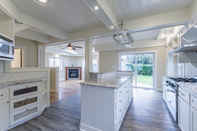 Building Photo - Charming Tacoma Craftsman!