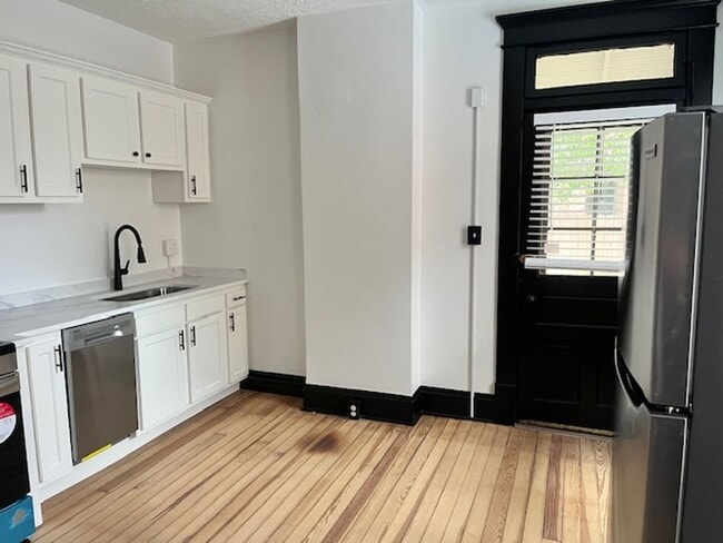 Building Photo - Welcome to your German Village Townhouse.