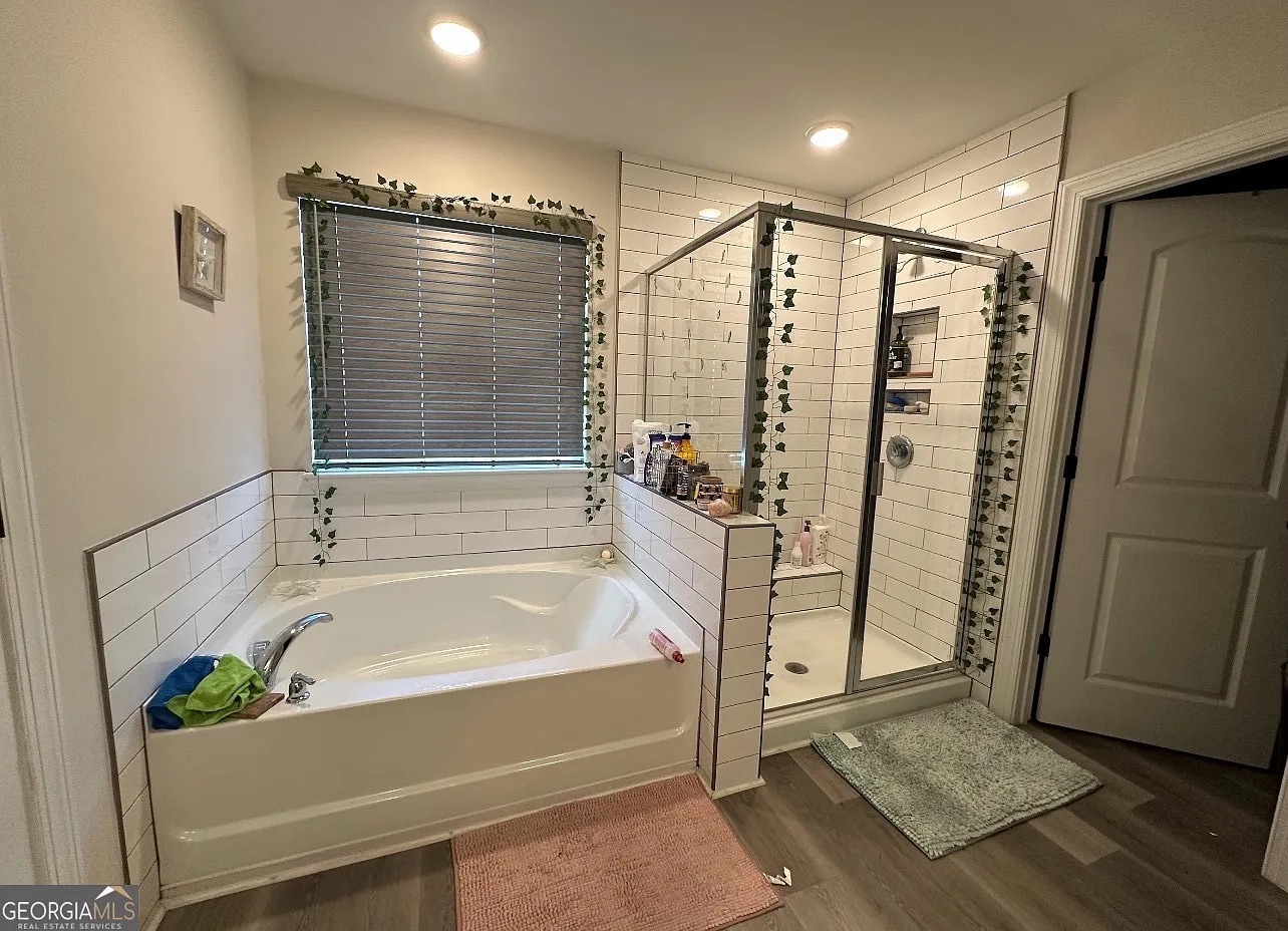 Building Photo - Room in House on Benjamin Dr