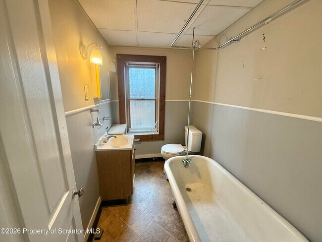 Building Photo - 1403 N Sumner Ave