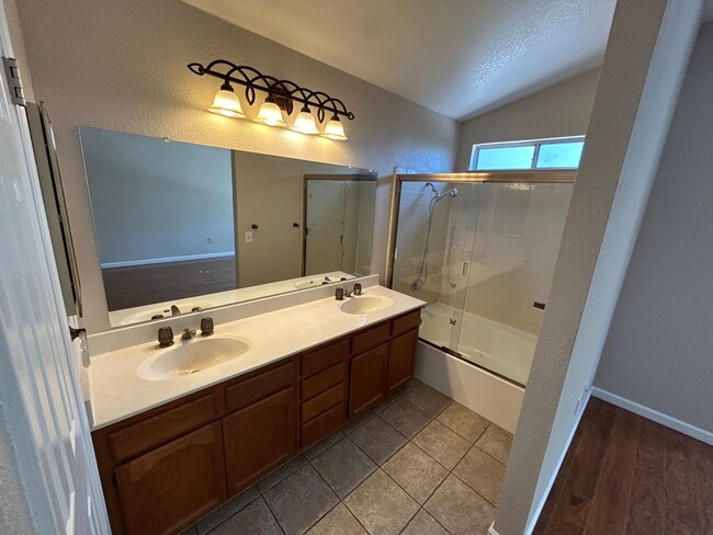 Building Photo - Spacious 4 Bedroom 2.5 Bath Home Antioch