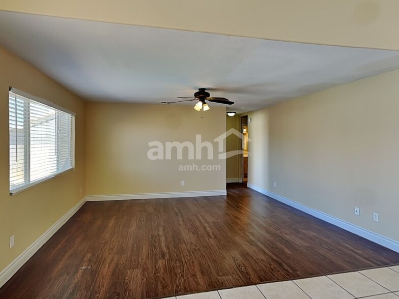 Building Photo - 203 Mariposa Way