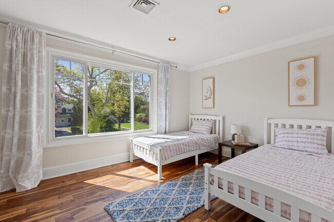 Building Photo - 80 Soundview Dr