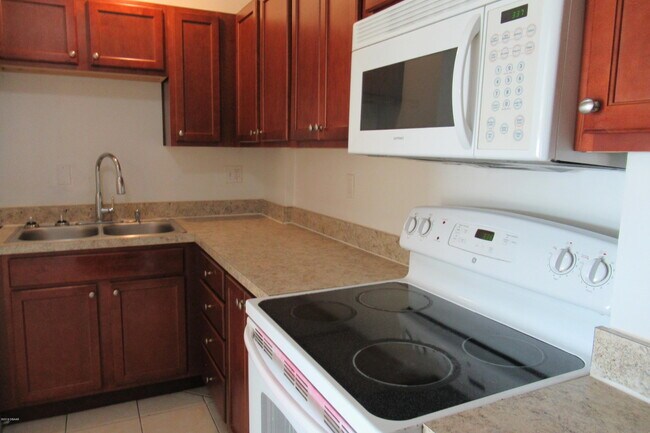 Building Photo - 732 N Halifax Ave