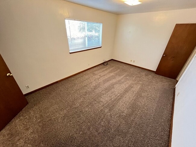 Building Photo - 215 S D St