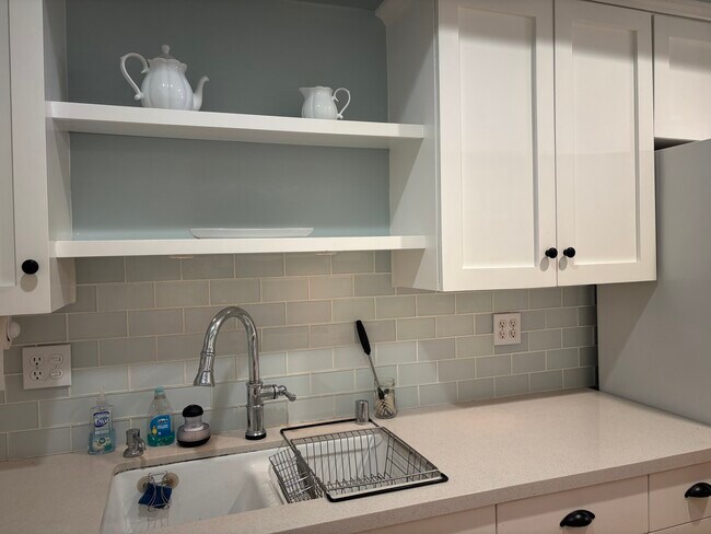 Building Photo - 10933 Wellworth Ave