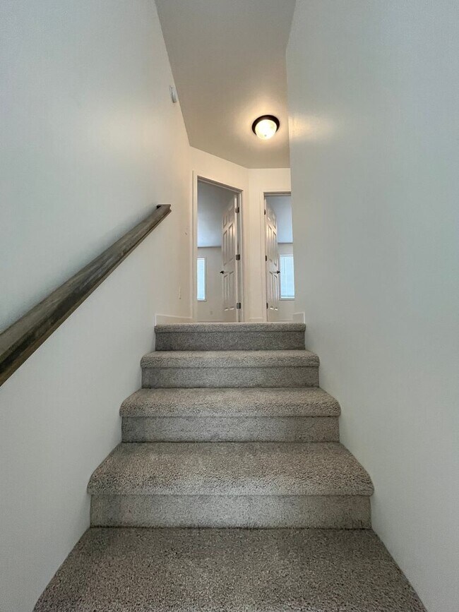 Building Photo - 3 Bed 3 Bath Townhome