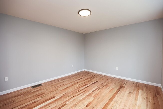 Building Photo - 231 Putnam Hill Rd